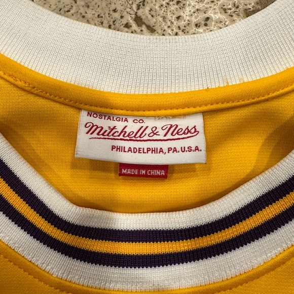 Mitchell & Ness NBA LA Lakers Wilt Chamberlain 1972 Yellow Jersey - Picture 9 of 12
